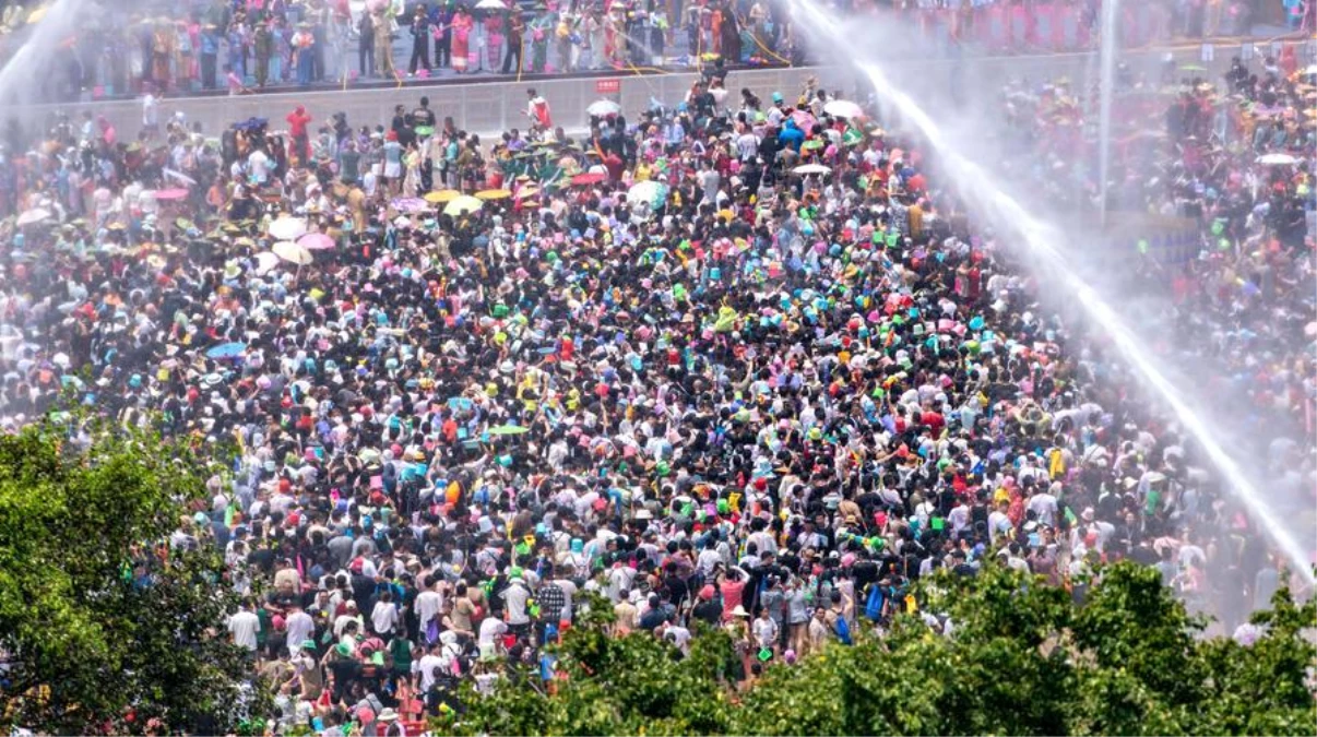 Çin\'de Su Sıçratma Festivali başladı