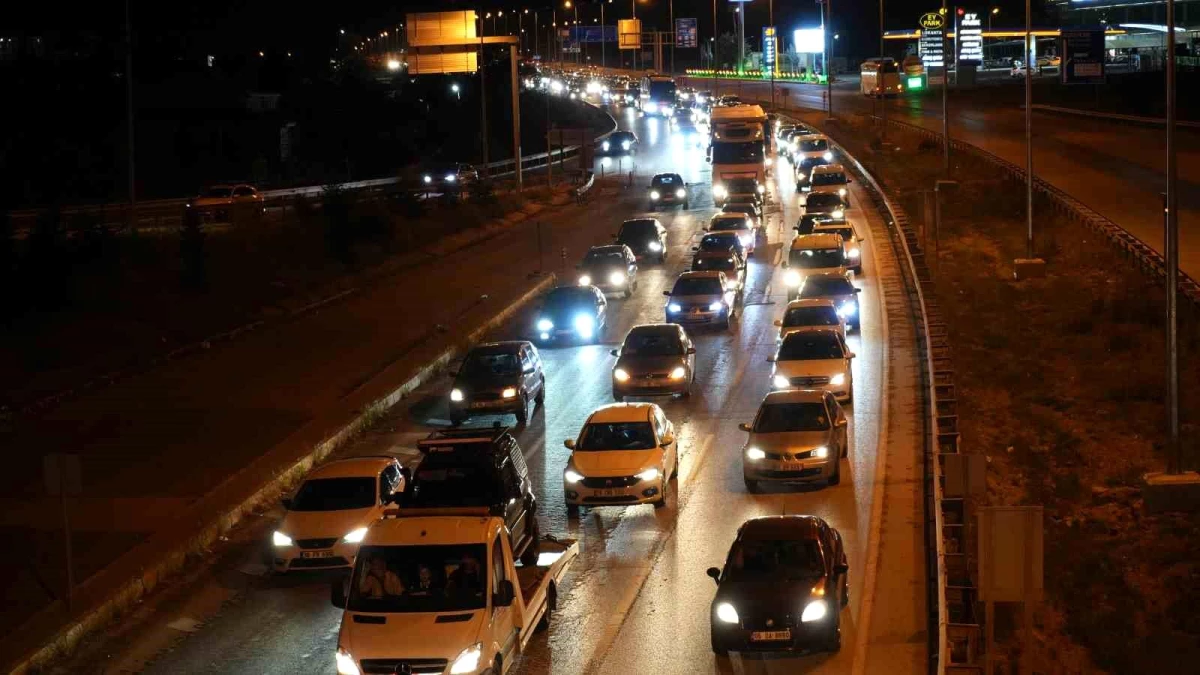 Kırıkkale\'de Tatilcilerin Dönüşüyle Trafik Yoğunluğu