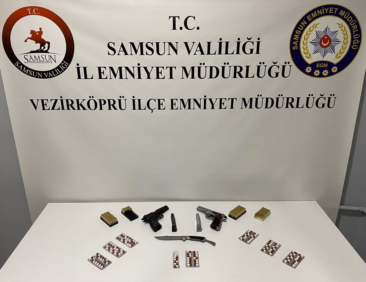 Samsun\'da yol kontrolünde uyuşturucu ve ruhsatsız tabanca bulunan 4 kişiye adli işlem