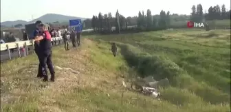 Bariyerlere çarpan motosiklet dere yatağına uçtu: 2 genç hayatını kaybetti