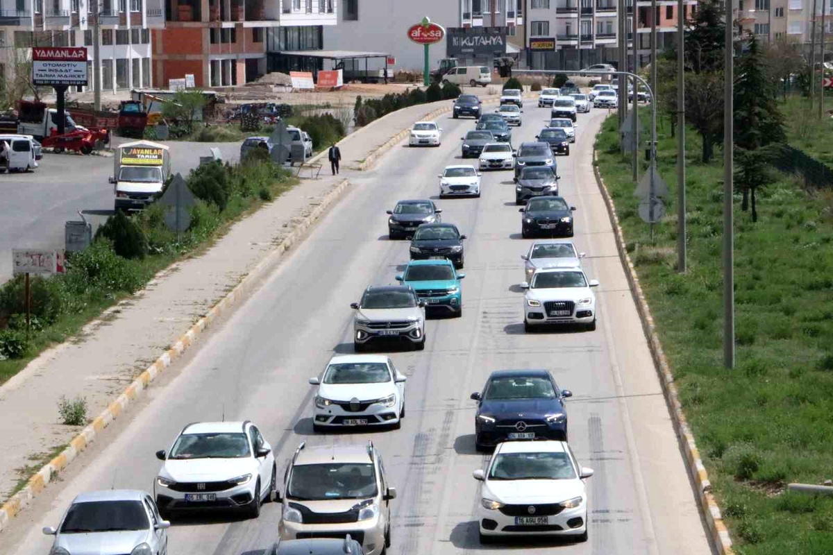 Ramazan Bayramı tatilinin son gününde Afyonkarahisar-Antalya kara yolunda trafik yoğunluğu