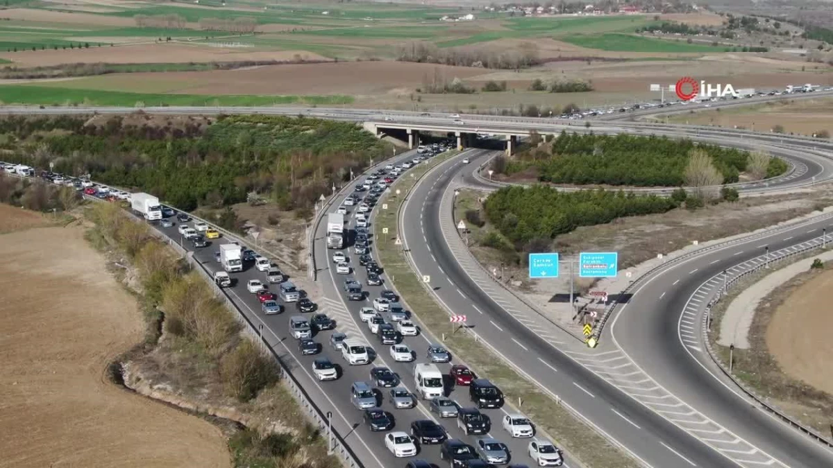 Bayram dönüşünde araç kuyruğu 70 kilometreye ulaştı