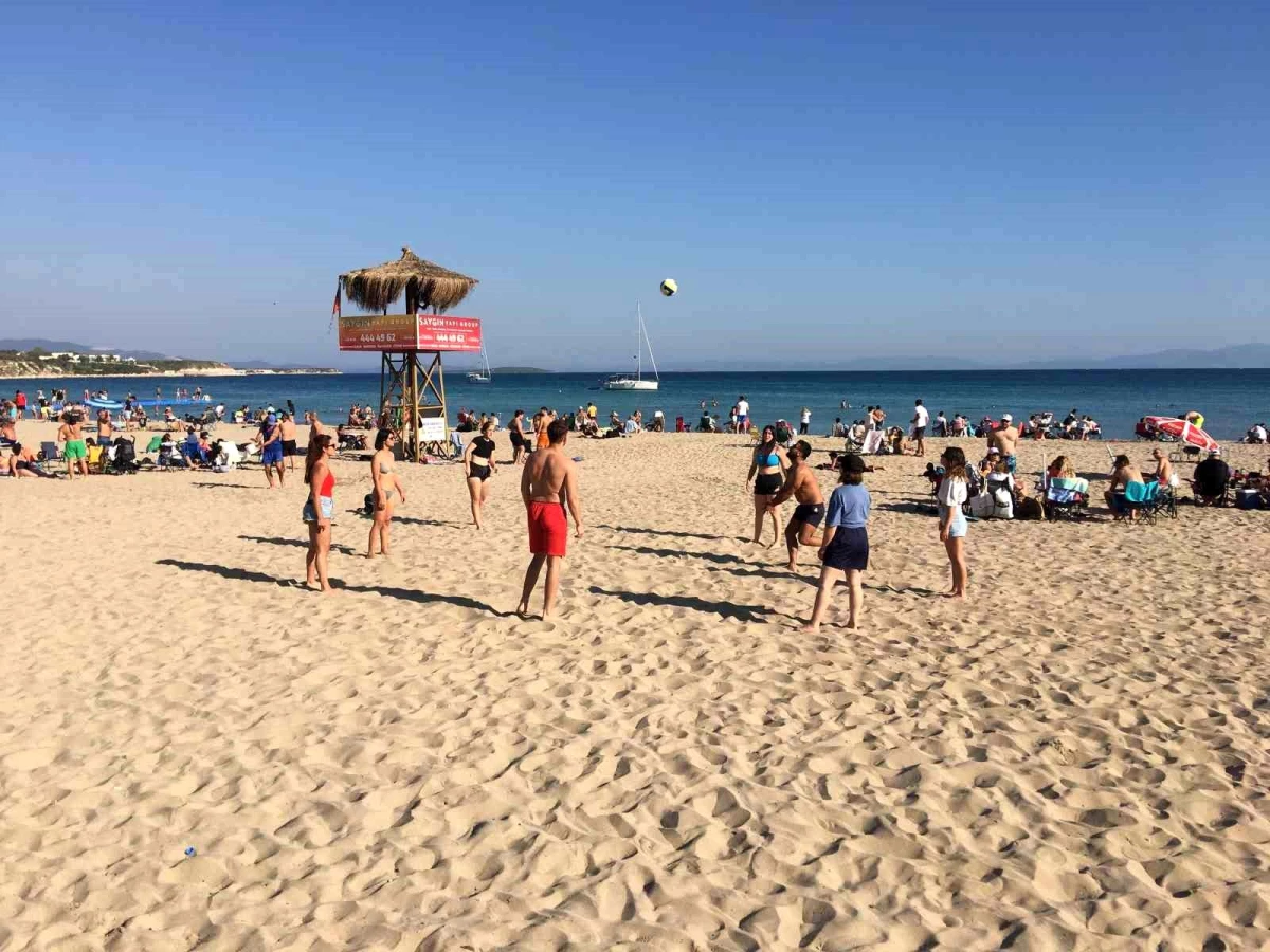Aydın\'da Güneşli Havayı Fırsat Bilerek Tatilciler Sahile Koştu
