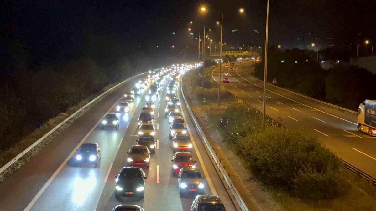 Düzce\'de Bayram Dönüşünde Şerit İhlali Yapan 142 Araça 914 Bin 480 Lira Cezai İşlem Uygulandı