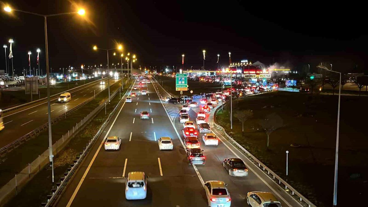 Ramazan Bayramı Tatilcileri Bolu Geçişinde Yoğunluk Oluşturdu