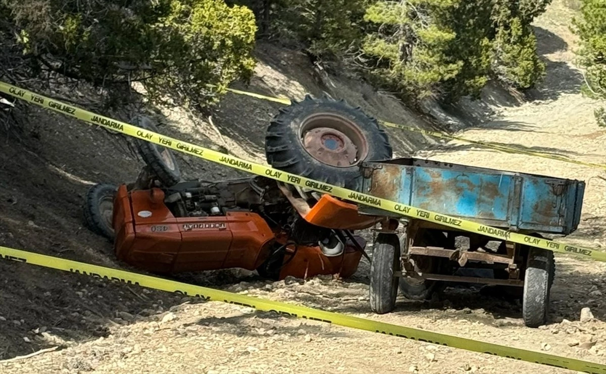 Burdur\'un Kemer ilçesinde traktör devrilmesi: 1 ölü, 2 yaralı