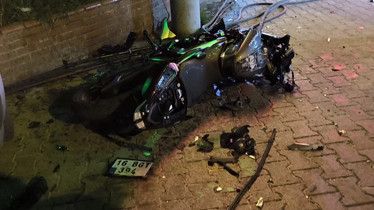 İnegöl\'de Otomobil-Motosiklet Çarpışması: Motosiklet Sürücüsü Hayatını Kaybetti