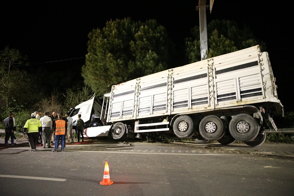 Denizli\'de tırın çarptığı otomobilde bir kişi hayatını kaybetti, 5 kişi yaralandı