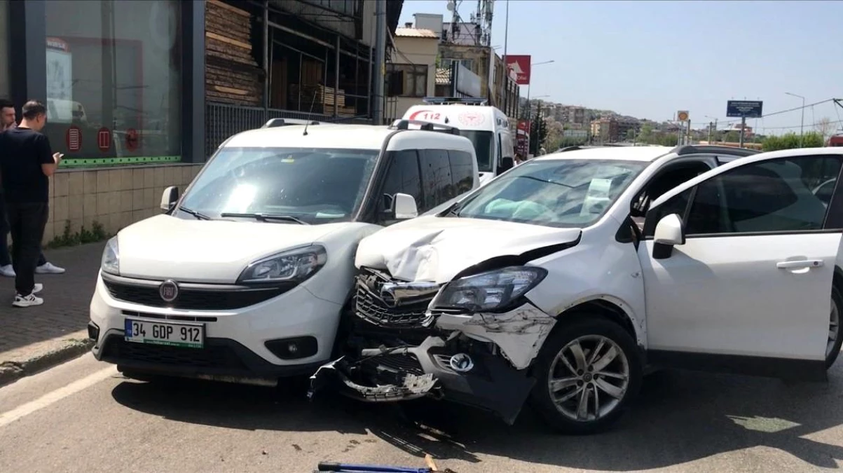Bursa\'da Bilincini Kaybeden Sürücü 3 Otomobile Çarptı: 2\'si Çocuk 5 Kişi Yaralandı