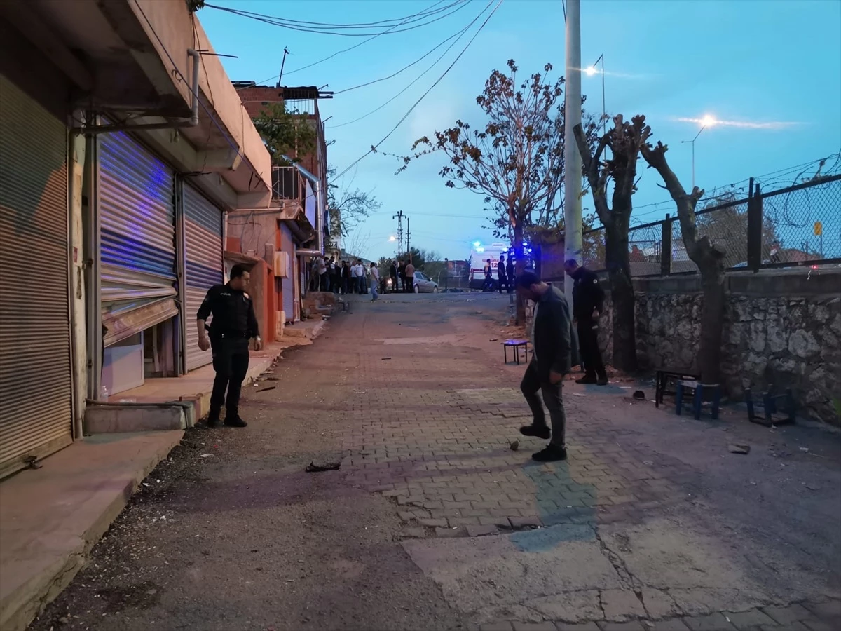 Diyarbakır\'ın Ergani ilçesinde çıkan silahlı kavgada 1 kişi öldü, 6 kişi yaralandı