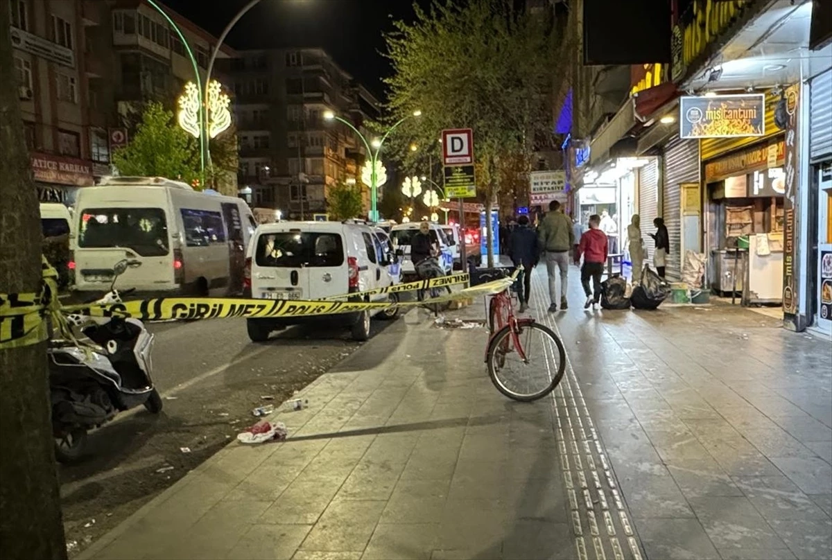 Diyarbakır\'da iki grup arasında çıkan bıçaklı kavgada 2 kişi yaralandı