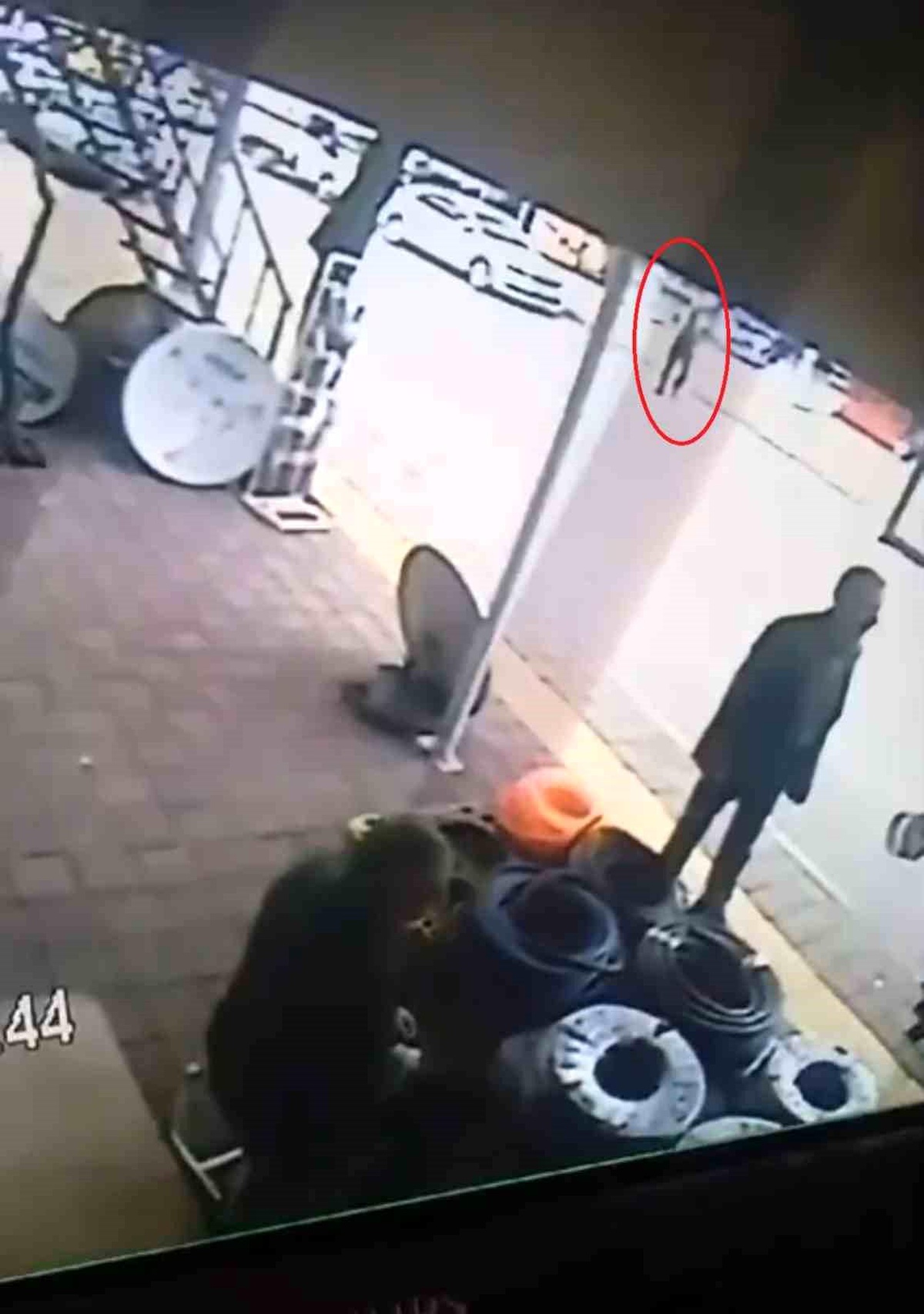 Diyarbakır\'da otomobilin vatandaşa çarptığı anlar kamerada