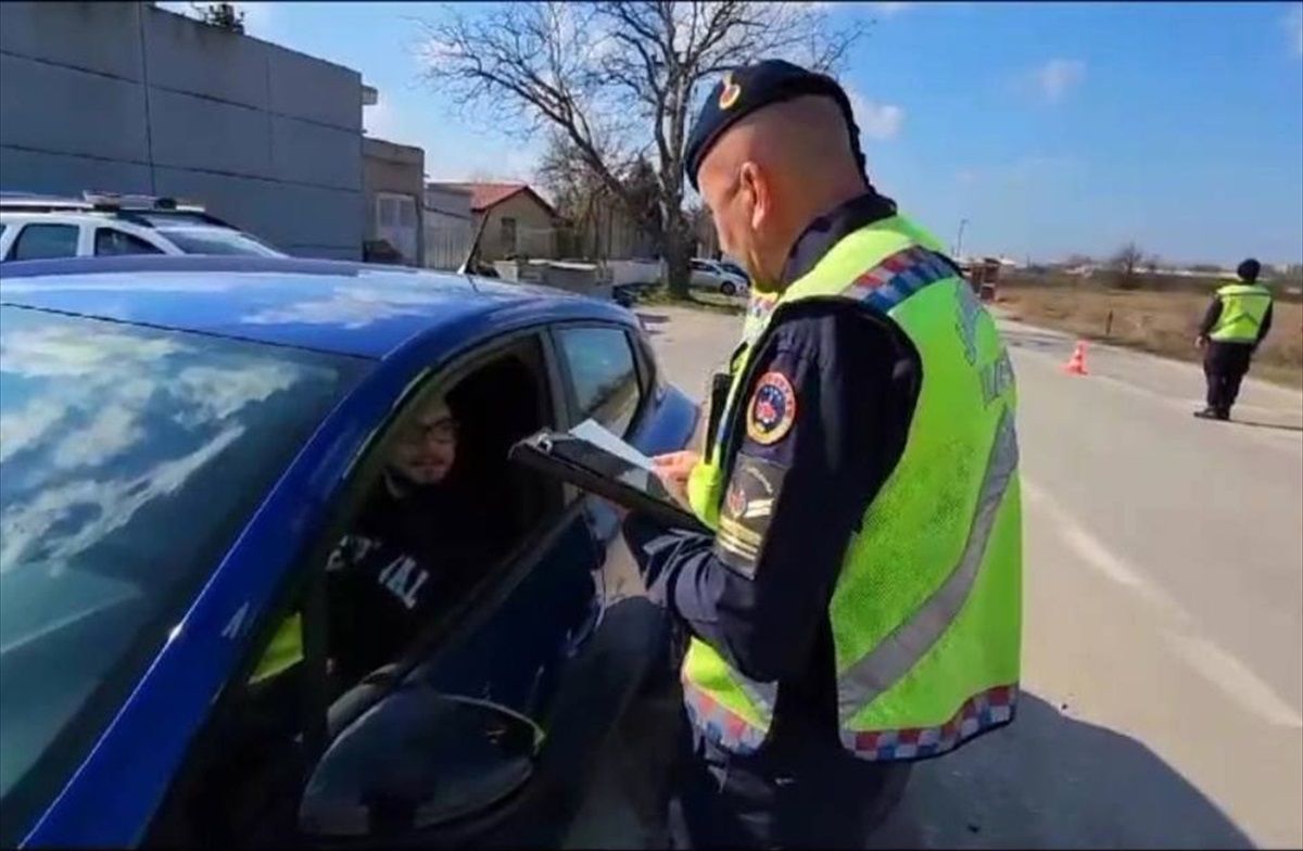 Edirne\'de jandarma ekipleri trafik denetimlerini artırdı
