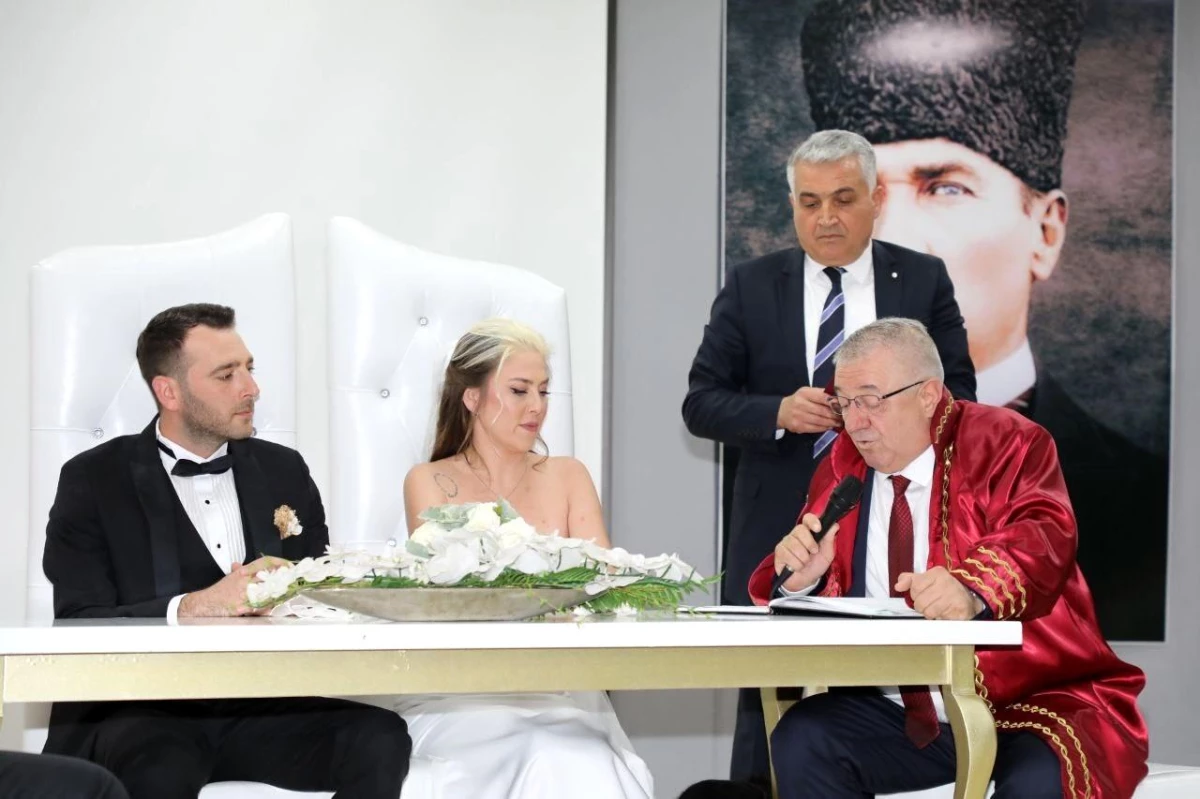 Edremit Belediye Başkanı Mehmet Ertaş İlk Nikahı Kıydı