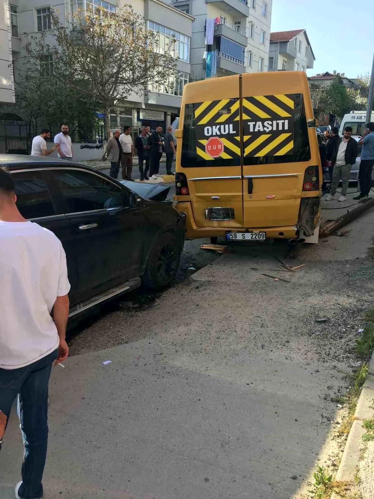 Çerkezköy\'de el freni unutulan minibüs 3 araca çarptı