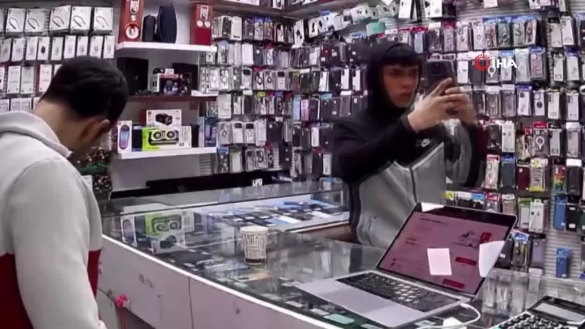 Fatih\'te müşteri gibi incelediği cep telefonunu böyle çaldı