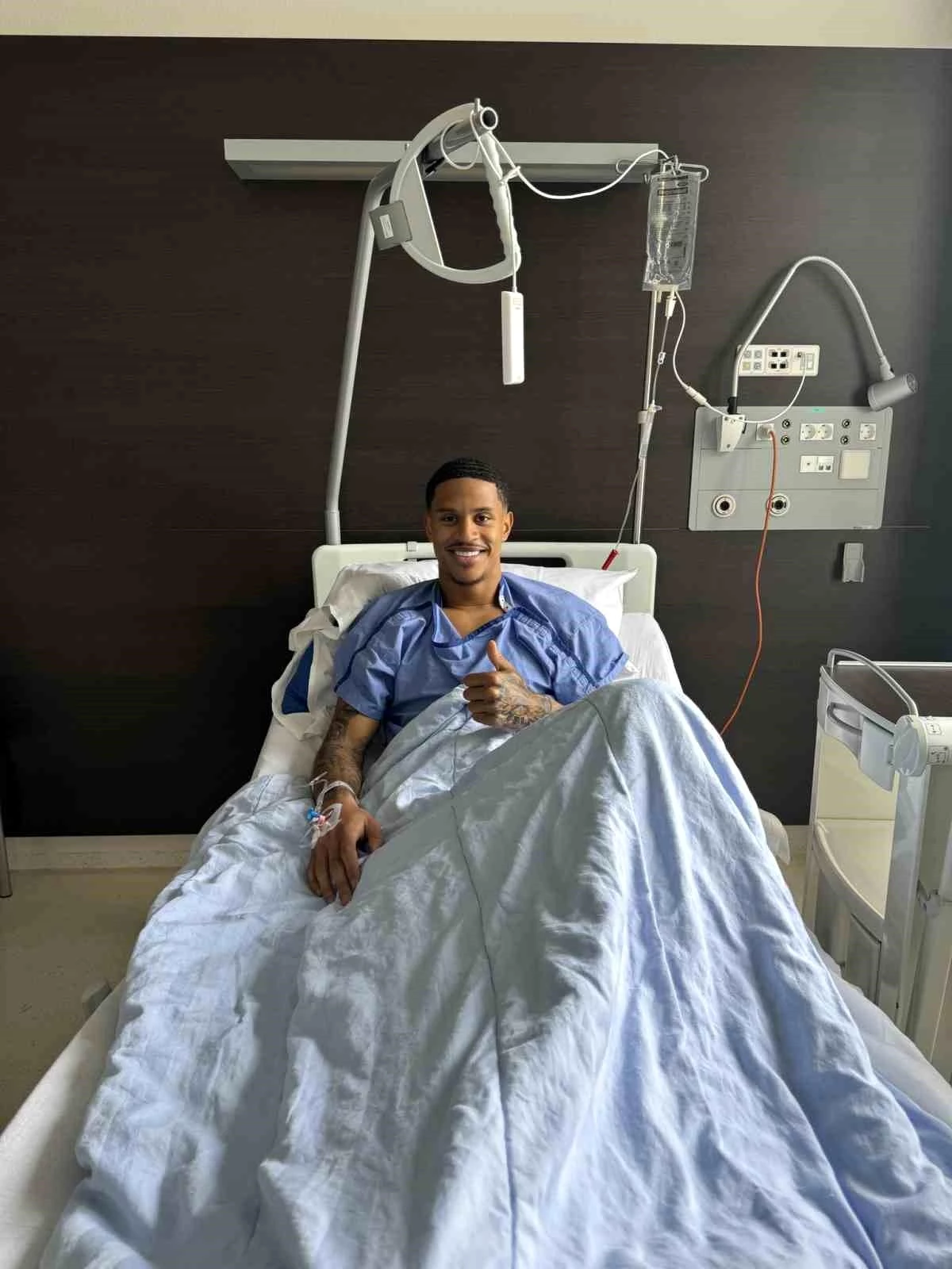 Fenerbahçe\'nin Hollandalı futbolcusu Oosterwolde yurt dışında ameliyat oldu