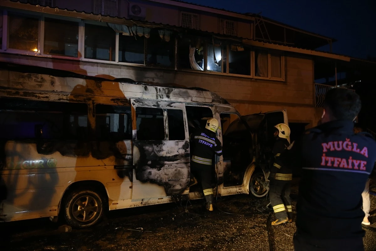 Fethiye\'de minibüs yangını evi etkiledi
