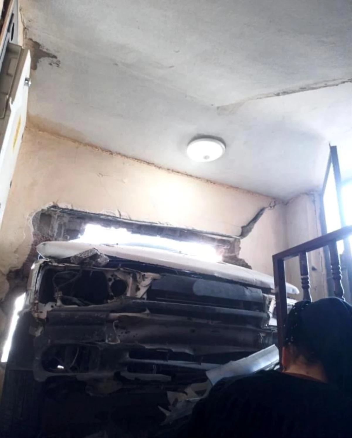 Hakkari\'de freni boşalan araç bir evin duvarını yıkarak içeri girdi