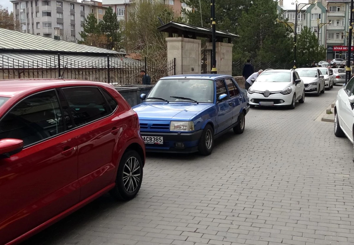Sivas\'ta Hatalı Park Yüzünden Yol Trafiğe Kapandı