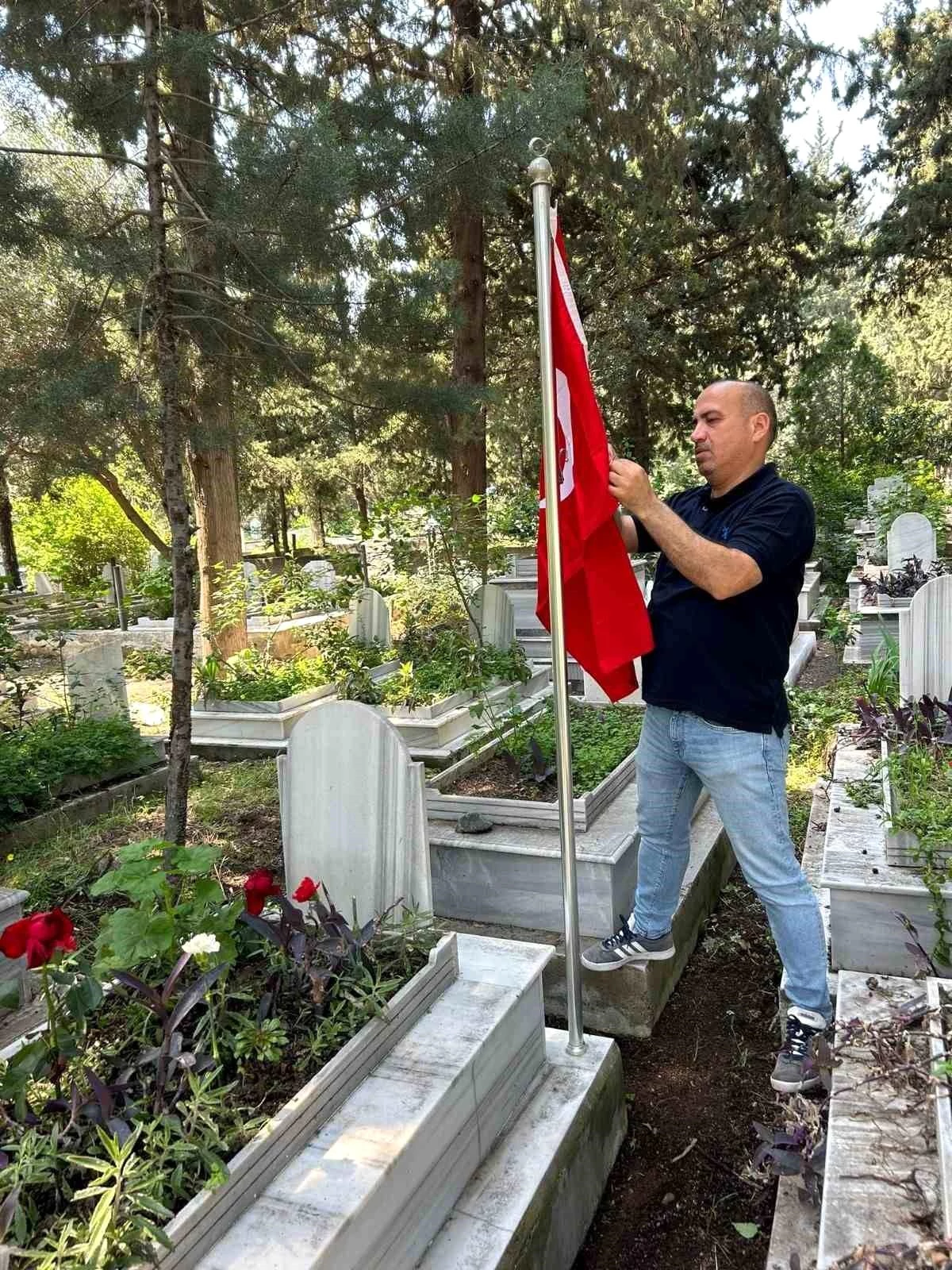 Hatay Büyükşehir Belediyesi, Şehit Sami Bilgen\'in mezarındaki Türk bayrağını değiştirdi