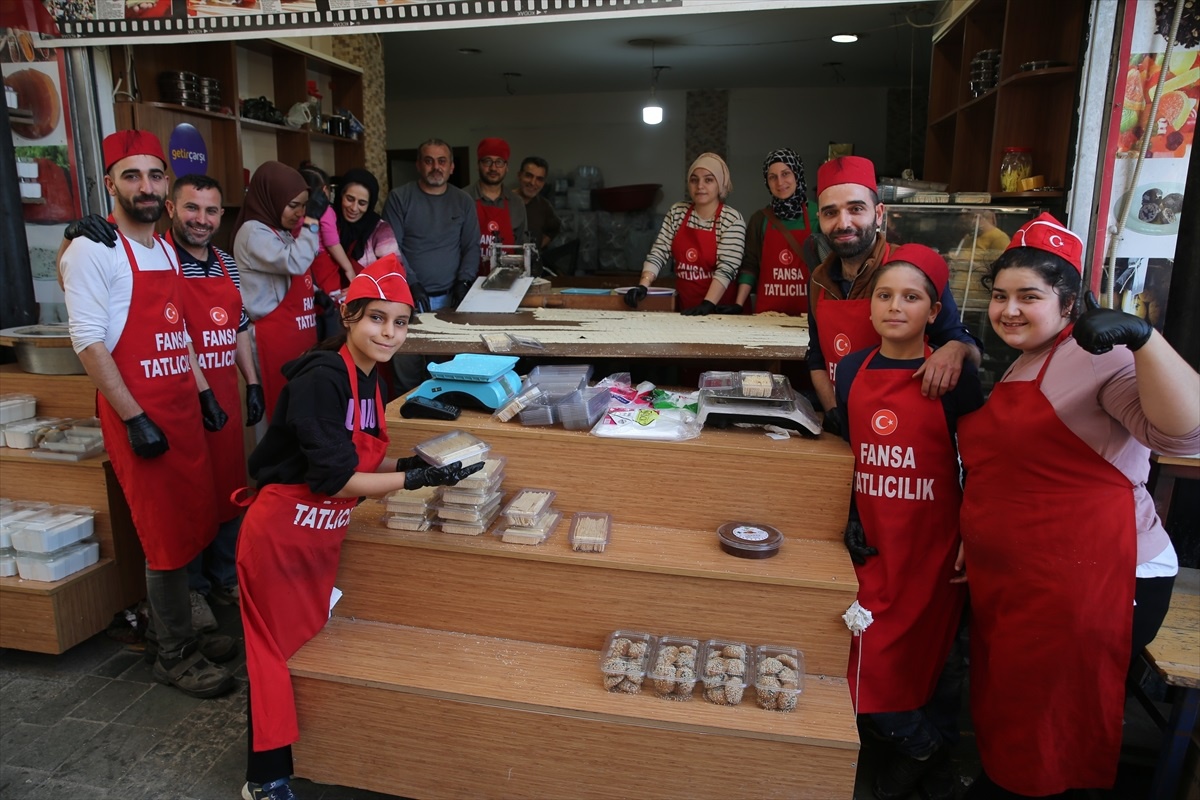 Hatay\'da tarihi Uzun Çarşı\'da kömbe yapımı devam ediyor
