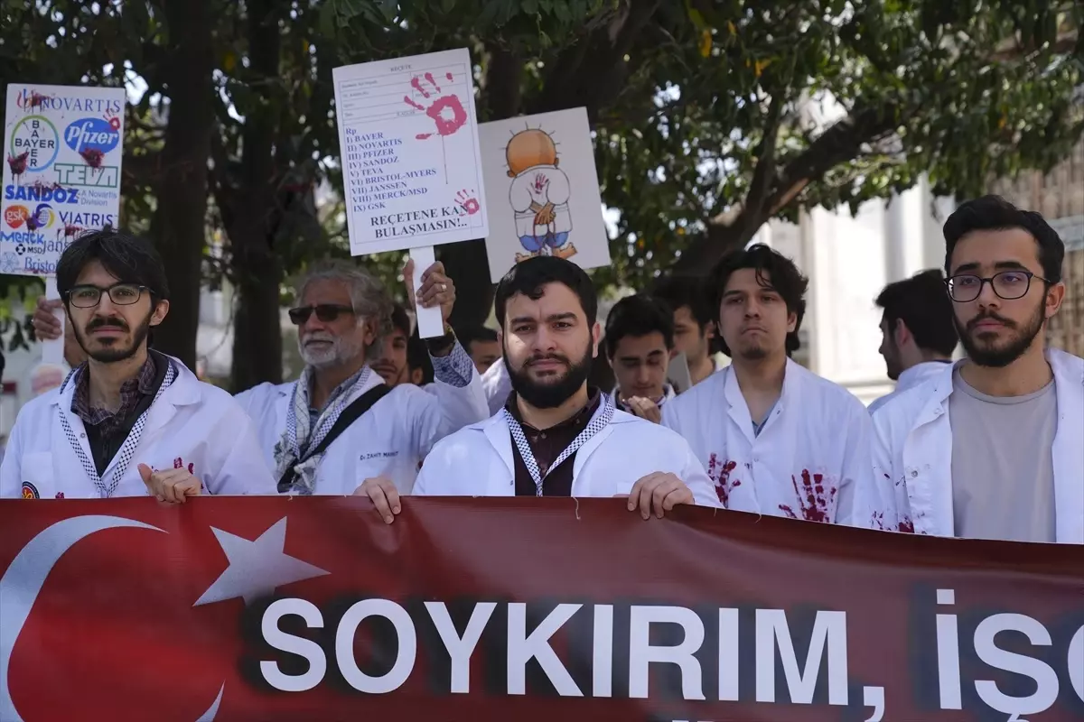 Fatih\'te hekimler İsrail\'in Gazze\'ye yönelik saldırılarını protesto etti