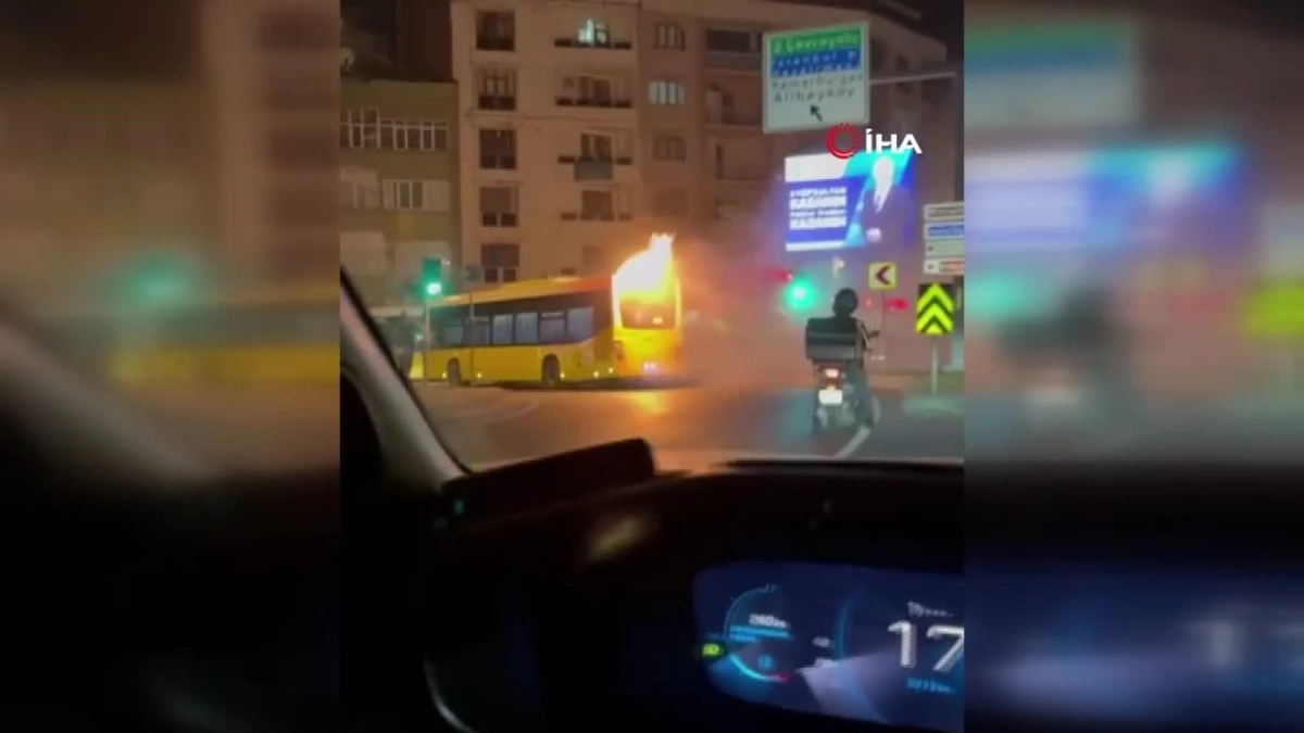 İETT otobüsünün motoru yandı: Dumanı fark eden şoför yolcuları tahliye etti