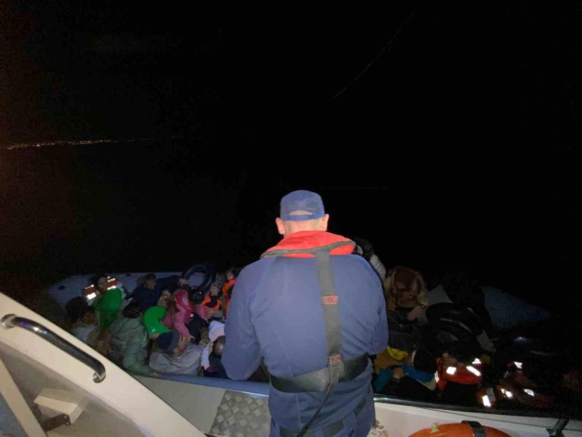 İzmir\'de 23\'ü çocuk toplam 102 düzensiz göçmen yakalandı