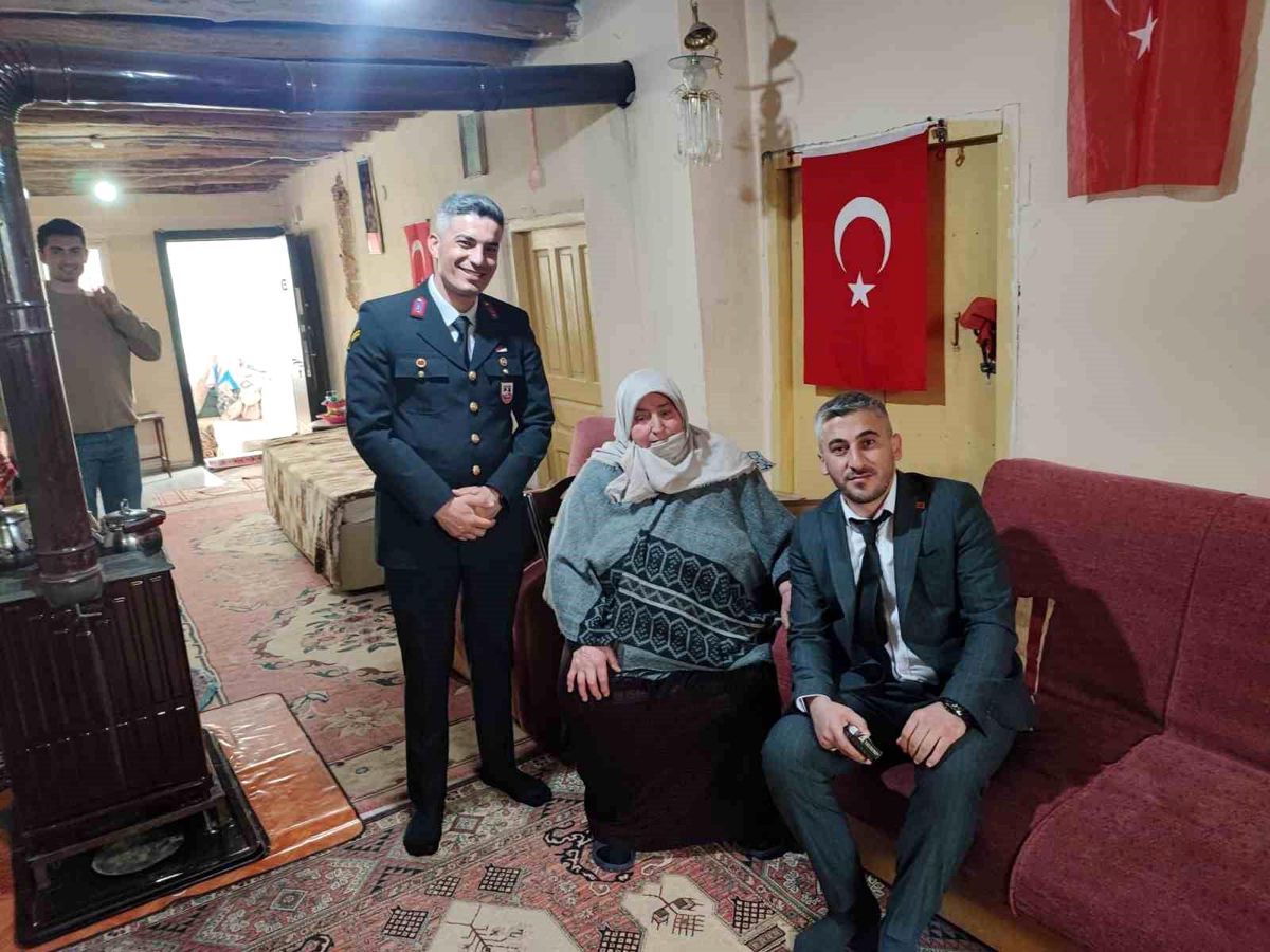 Ağrı\'da jandarma personelleri şehit ailelerini bayramda ziyaret etti