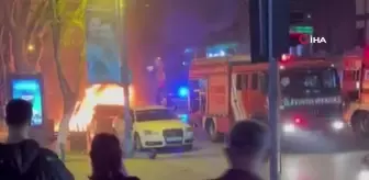 Kadıköy'de park halindeki 2 araç alevlere teslim oldu