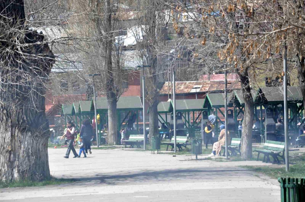 Kars\'ta Güzel Havayı Fırsat Bilerek Piknik Alanlarına Akın