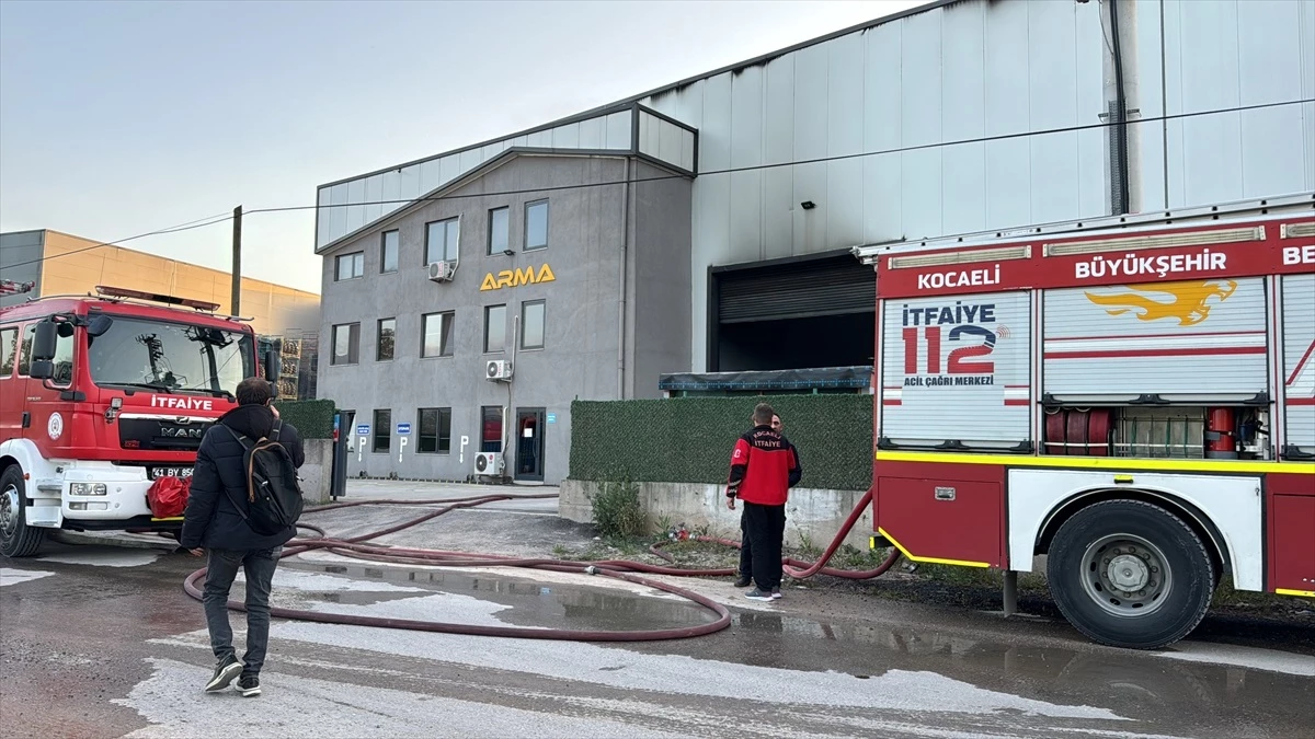 Kocaeli Başiskele\'deki Madeni Yağ Fabrikasında Yangın Çıktı