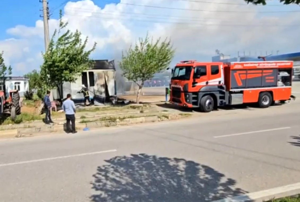 Gaziantep\'te Konteyner Yangını: Akaryakıt İstasyonu ve Traktörler Tehlike Altında