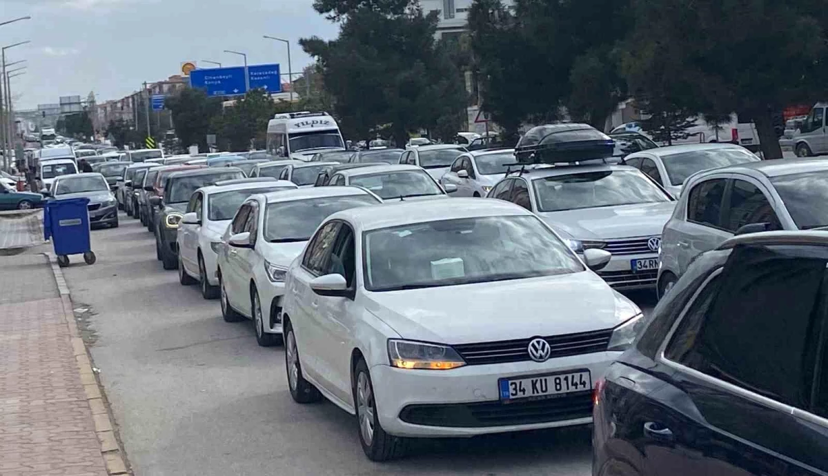 Kulu ilçesinde bayram tatili dönüşü araç yoğunluğu başladı