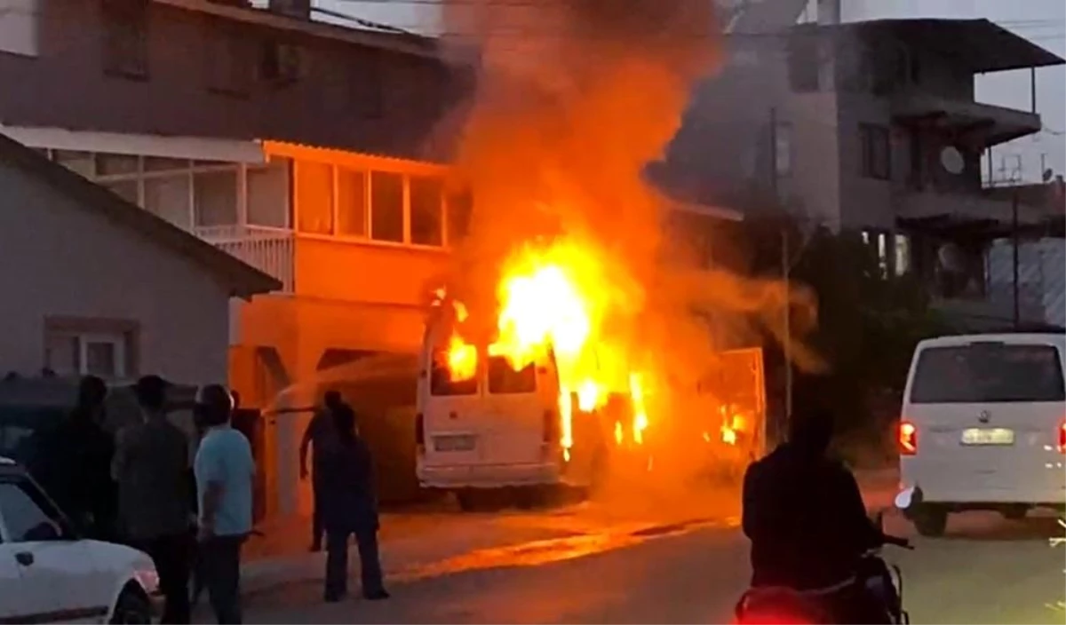Fethiye\'de minibüs yangını evi de etkiledi