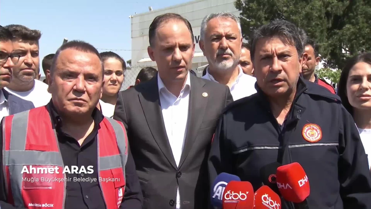Muğla Büyükşehir Belediye Başkanı Ahmet Aras, Antalya\'daki teleferik kazasının kurtarma çalışmalarını koordine ediyor