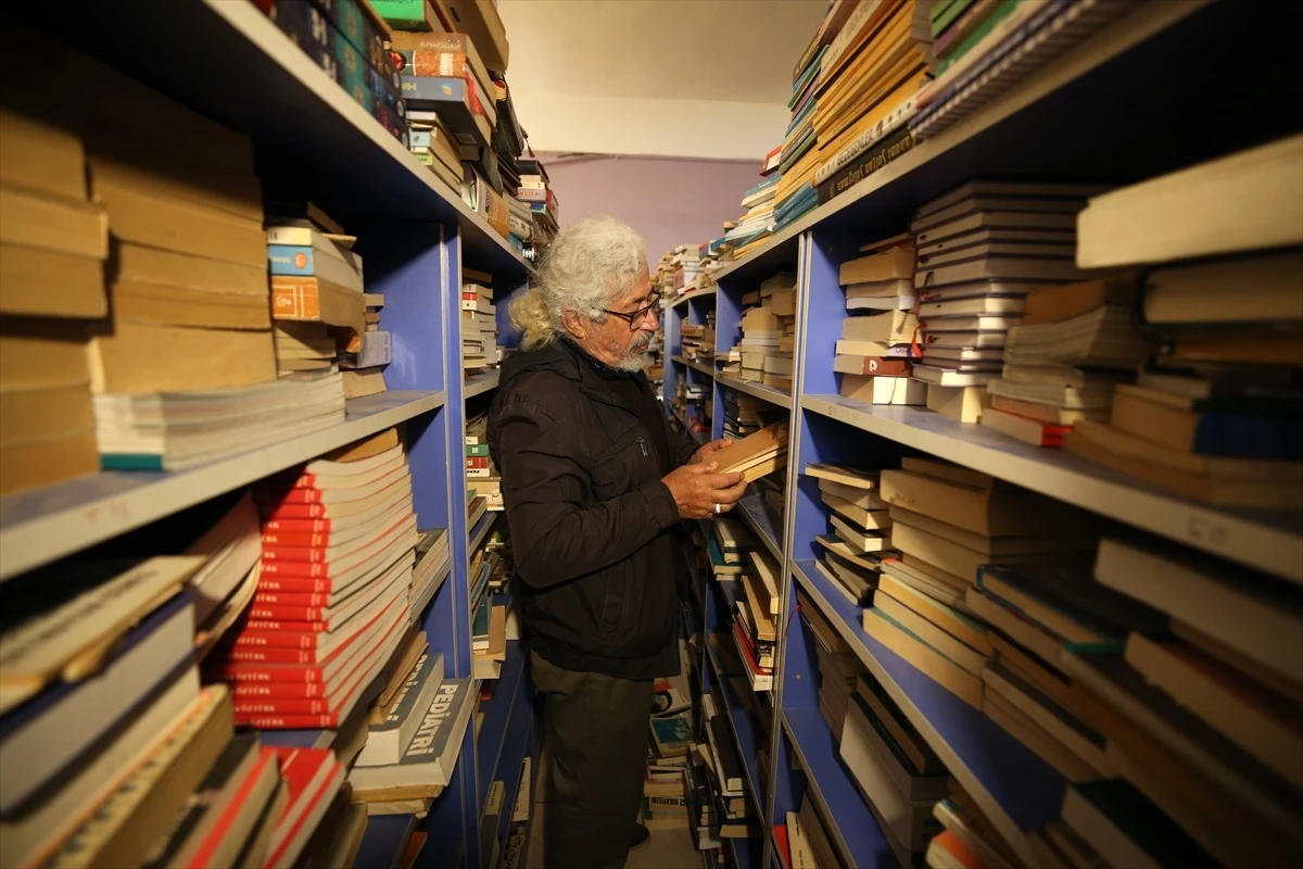 Emekli İşçi, Kaybolup Gitmesin Diye Topladığı Eski Kitapları Okuyor ve Okurlara Sunuyor