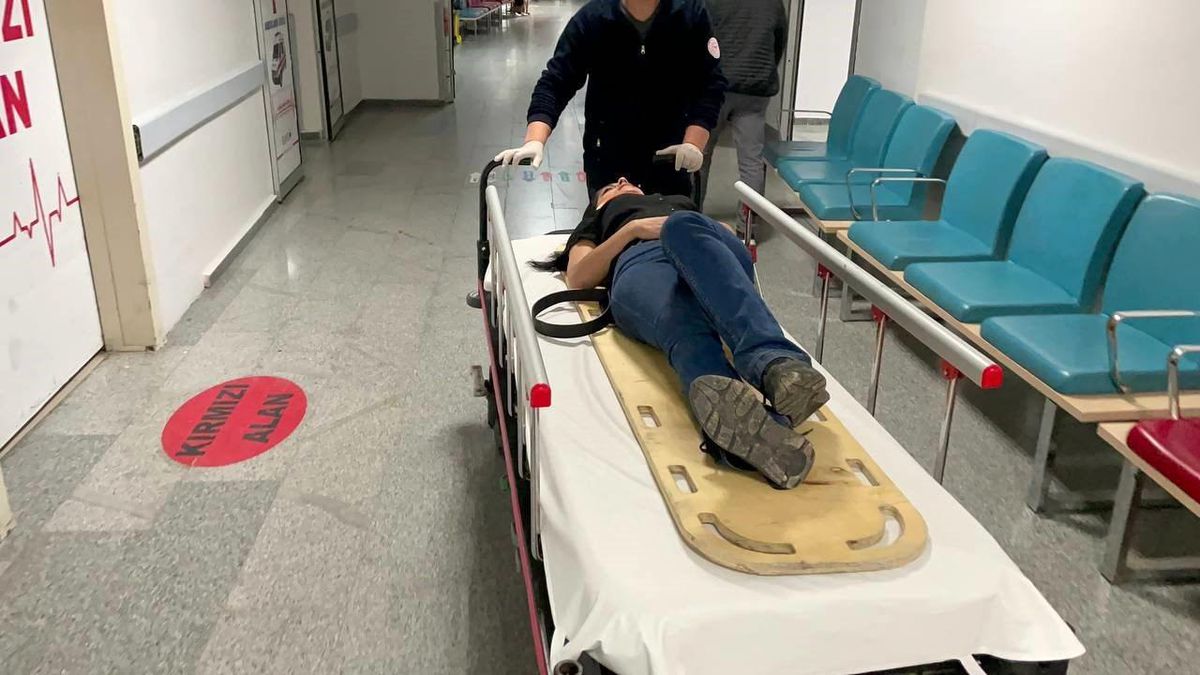 Aksaray\'da Otomobil Şarampole Devrildi: 2\'si Çocuk 4 Kişi Yaralandı
