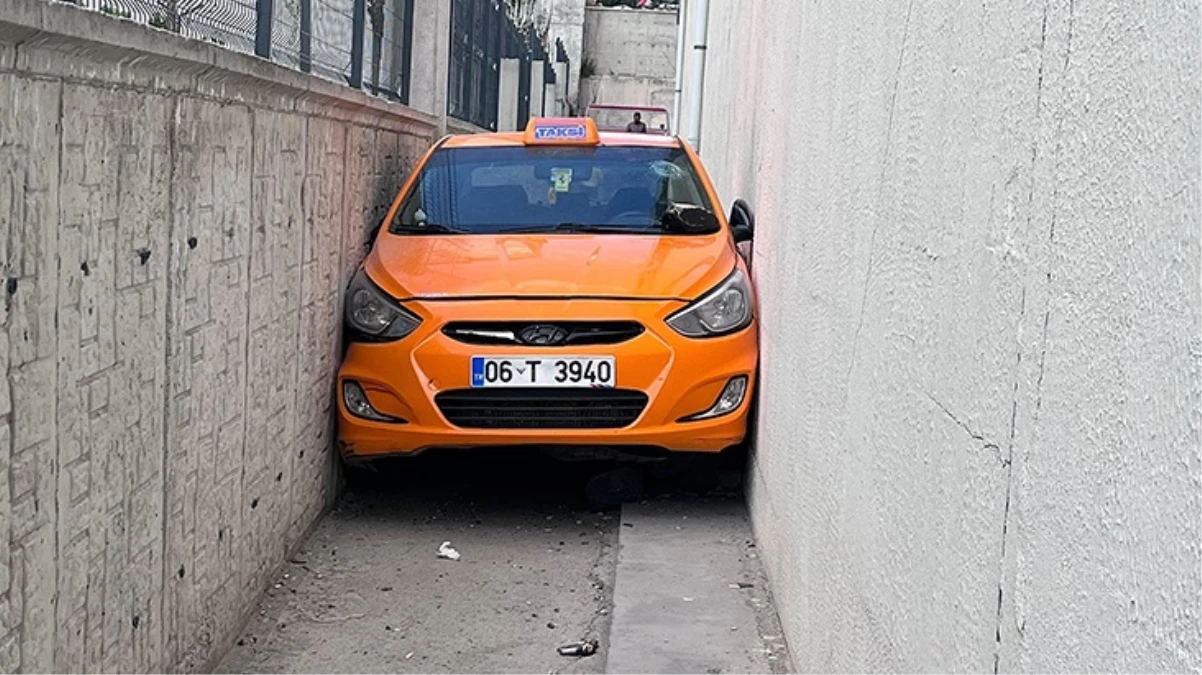 Ankara\'da polisten kaçan alkollü taksi şoförünün kullandığı araç iki duvar arasında sıkıştı