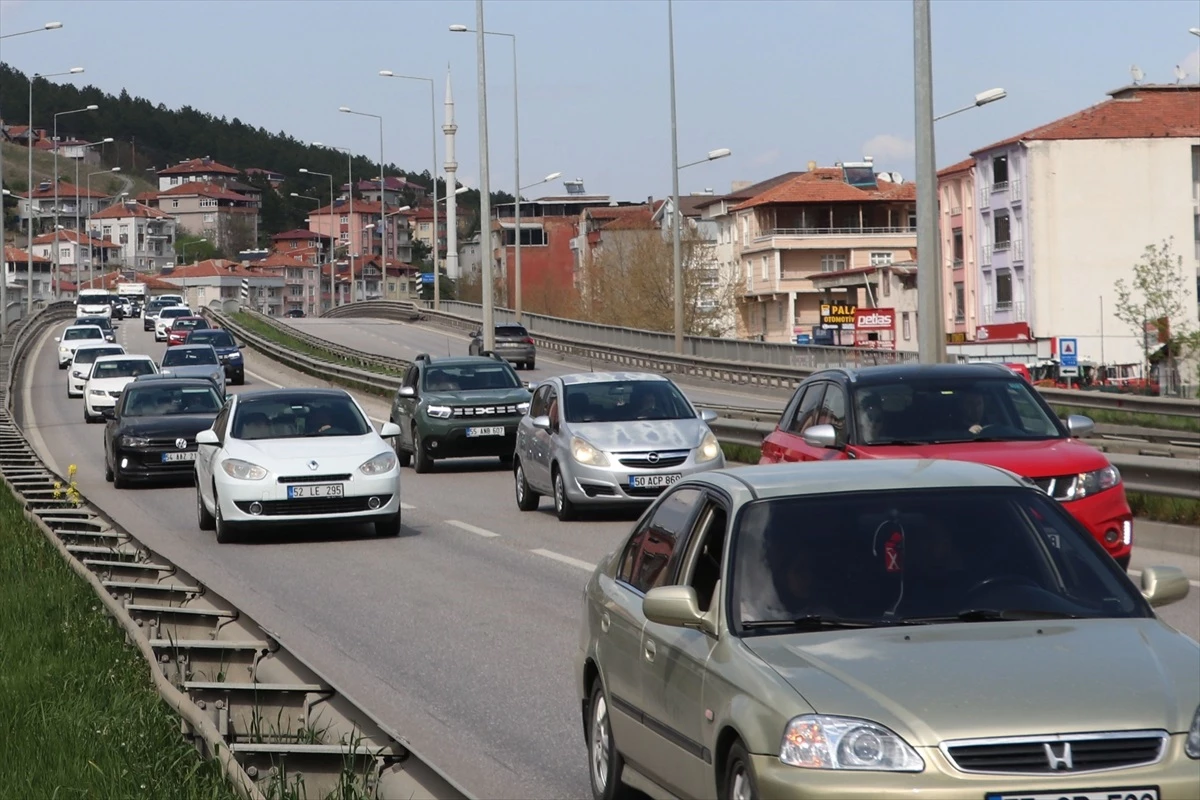 Ramazan Bayramı tatilinin son günlerinde Samsun-Ankara kara yolunda yoğunluk