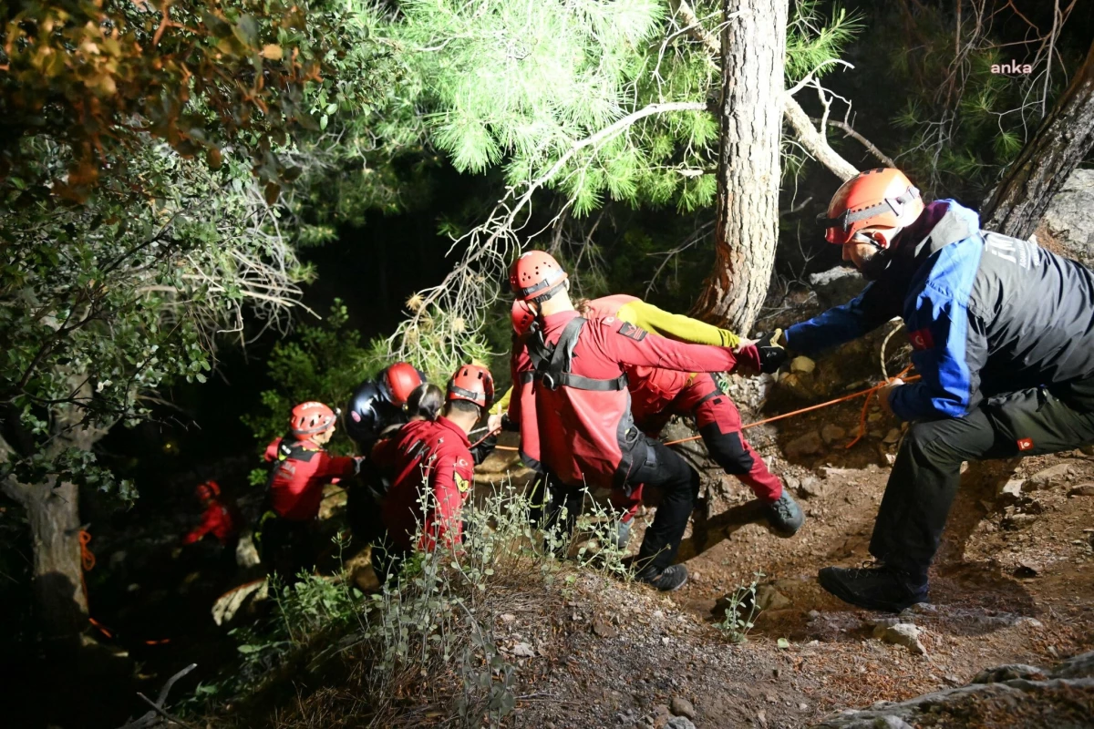 Antalya\'da teleferikte mahsur kalanların kurtarma çalışmaları devam ediyor