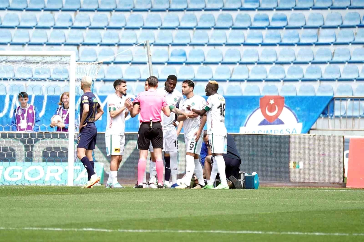 Kasımpaşa-Konyaspor maçında konuk ekip ilk yarıyı 1-0 önde tamamladı