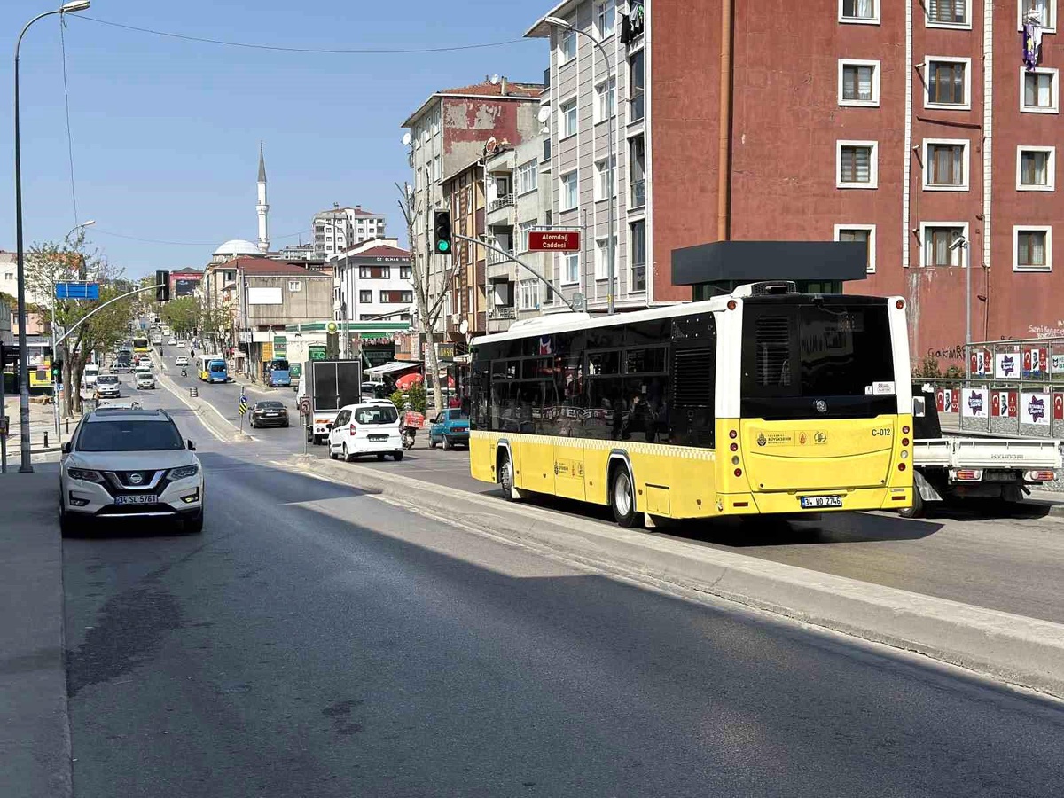 Ümraniye\'de hızla giren otomobil karşı şeritten gelen araca çarptı