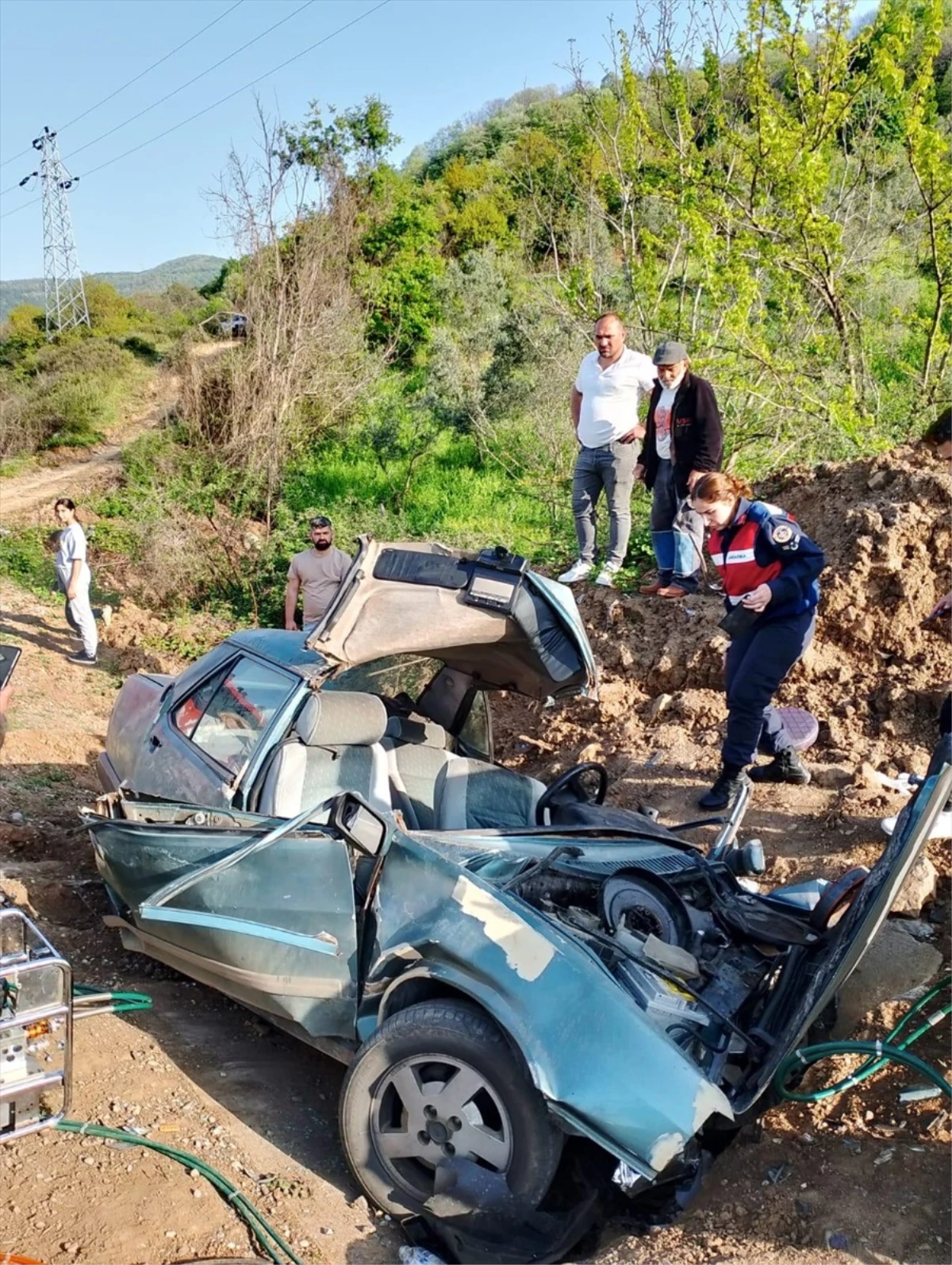 Yalova\'da takla atan otomobilin sürücüsü yaralandı