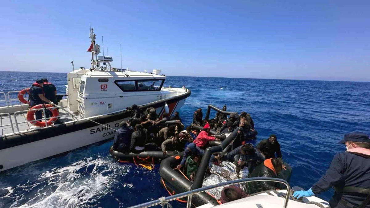 Yunanistan Sahil Güvenlik Unsurları Tarafından Türk Karasularına Geri İtildi, 10\'u Çocuk 42 Düzensiz Göçmen Kurtarıldı