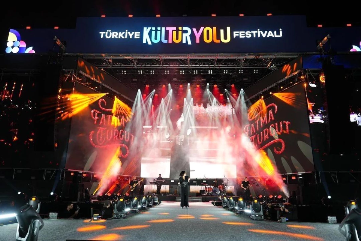 Fatma Turgut, Adana\'da Uluslararası Portakal Çiçeği Karnavalı\'nda konser verdi