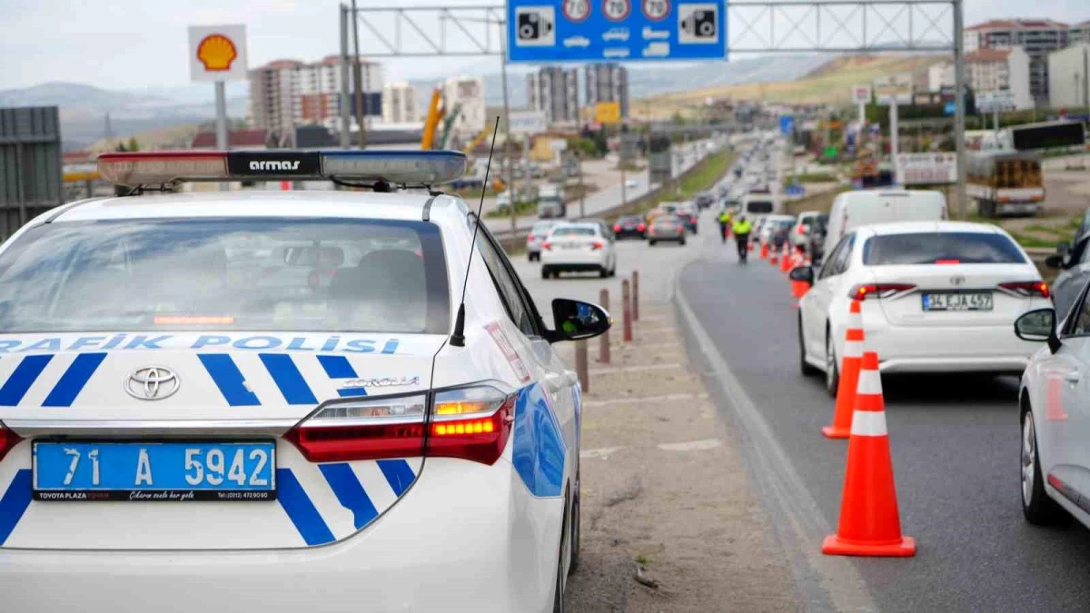 Kırıkkale\'de kural ihlali yapan sürücü polisleri tehdit etti: Bakanlık personeliyim