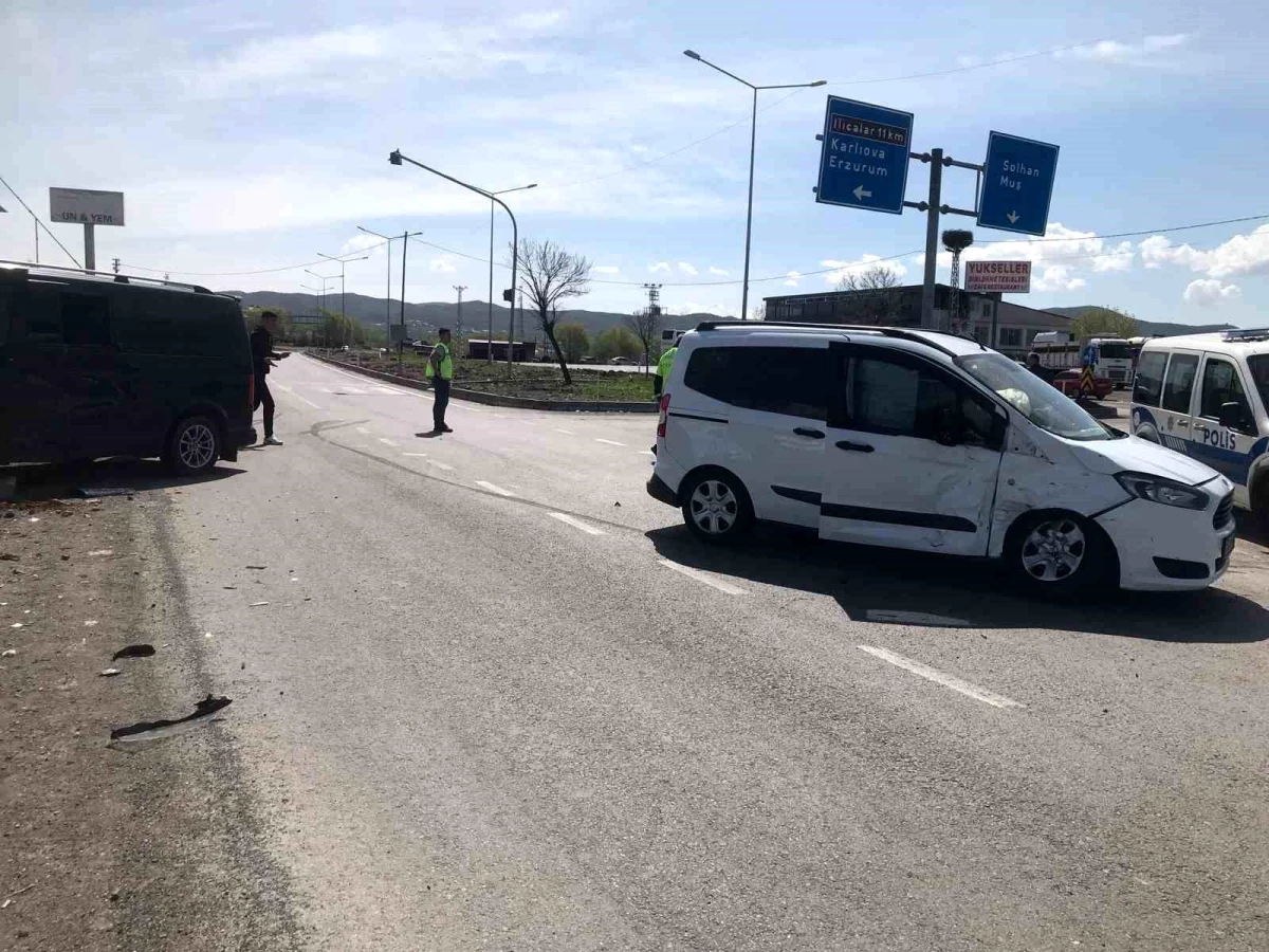 Bingöl\'de Minibüs ve Hafif Ticari Araç Çarpıştı: 15 Yaralı