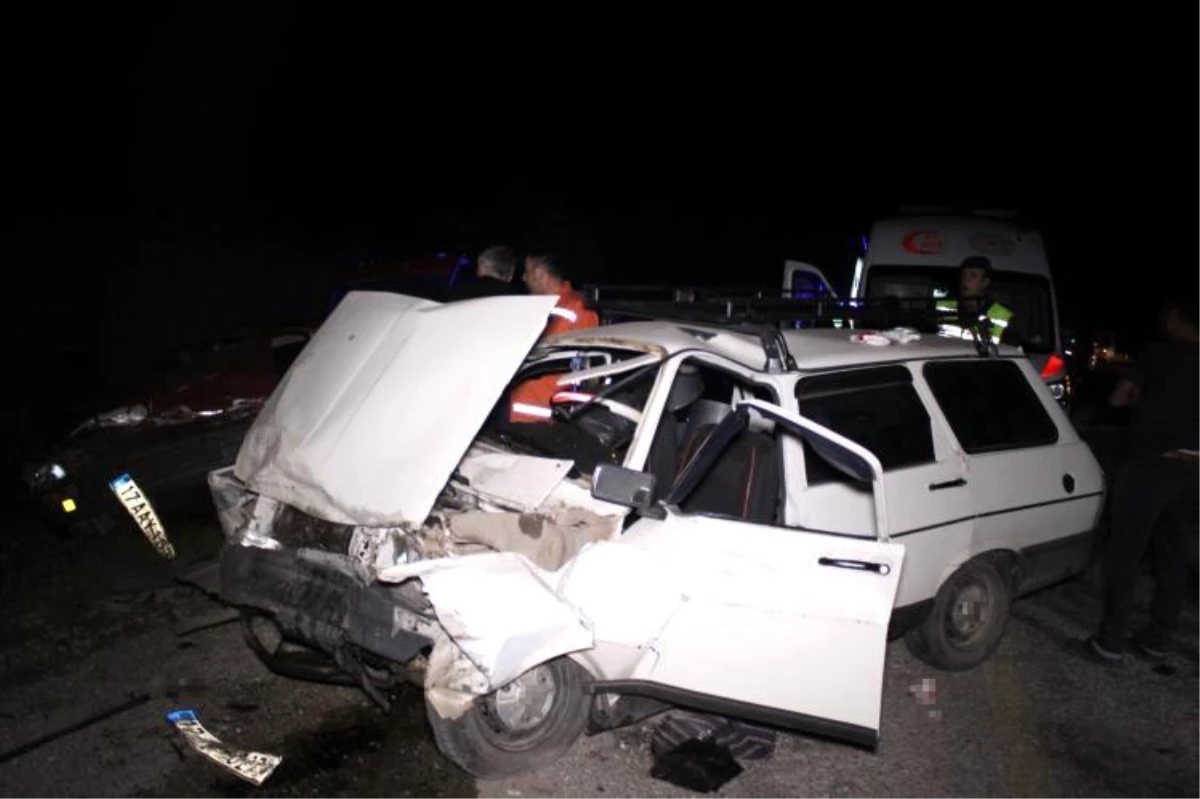 Çanakkale\'de kafa kafaya çarpışan otomobillerde 8 kişi yaralandı